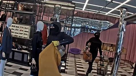 tienda gucci en new york pelicula ghost|De película: Ladrones armados roban miles de dólares de tienda .